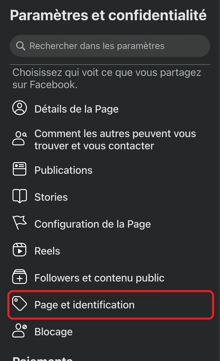 Liste des paramètres d'une Page Facebook, sous le titre Paramètres et confidentialité. La ligne Page et identification est entourée en rouge.