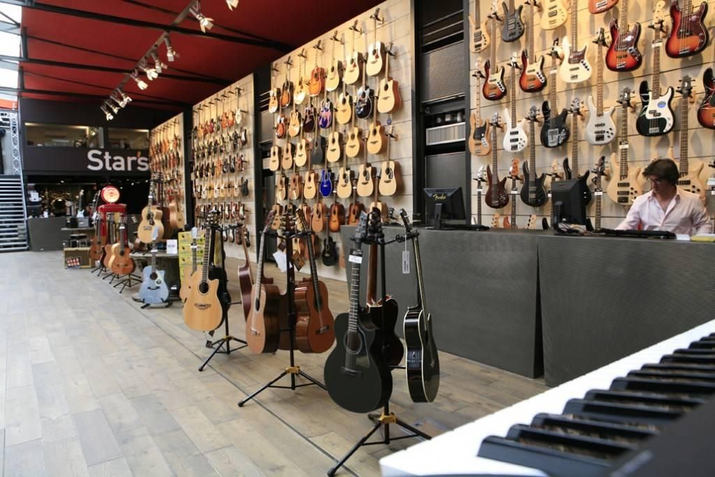 Vue d'un magasin de musique avec clavier au premier plan